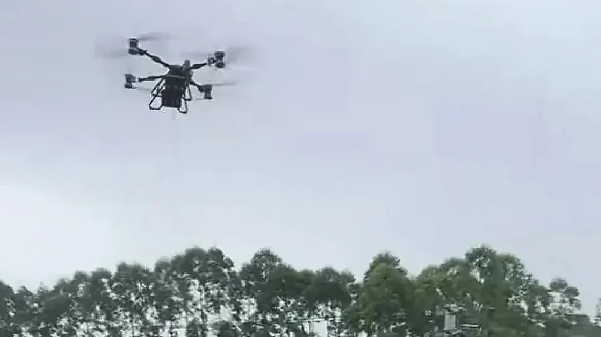 Matrice 400 en vuelo estacionario con lanzador de carga, carga suspendida claramente visible