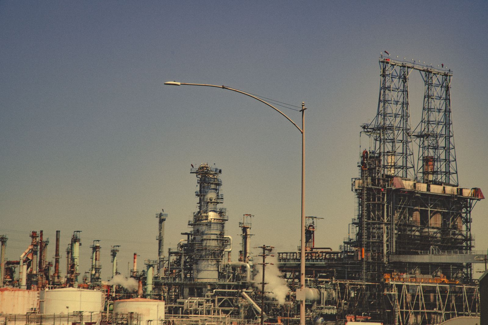 Oil & Gas Drone Inspection: Desert Heat & Sand Solutions