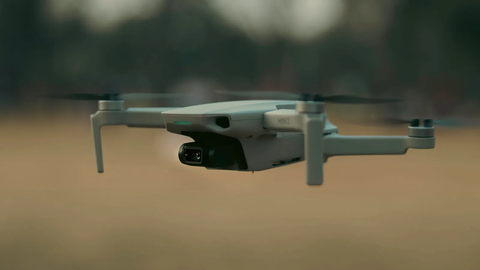 Небольшой мультиротор с микро-подвесом на испытательном полёте на малой высоте для проверки запаса питания и теплового режима